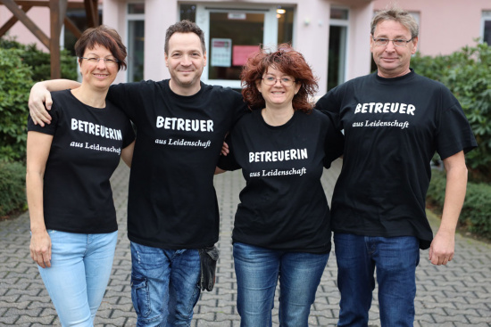 Ein Teamfoto von glücklichen Betreuern und Bertreuerinnen