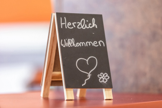 Ein Schild auf dem Herzlich Willkommen steht