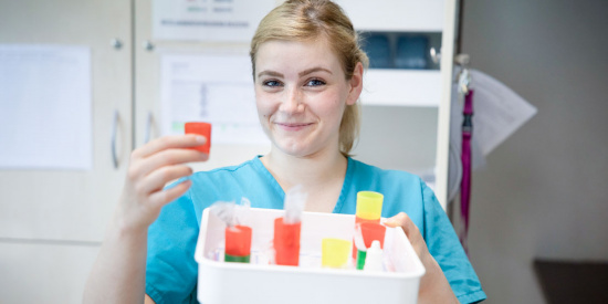 Eine junge Frau, die ein Tablett in der Hand hält