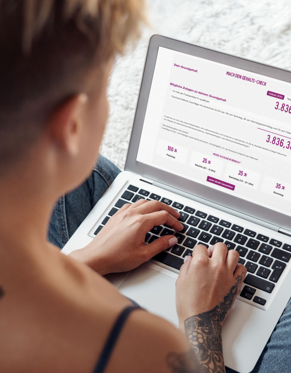 Eine Pflegefachkraft nutzt den Gehaltsrechner der DOREAFAMILIE