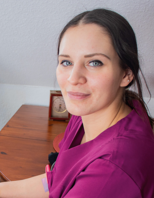 Auszubildende mit Bewohnerin